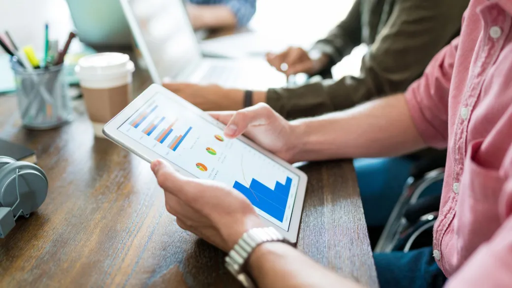 detail global ecommerce man with tablet