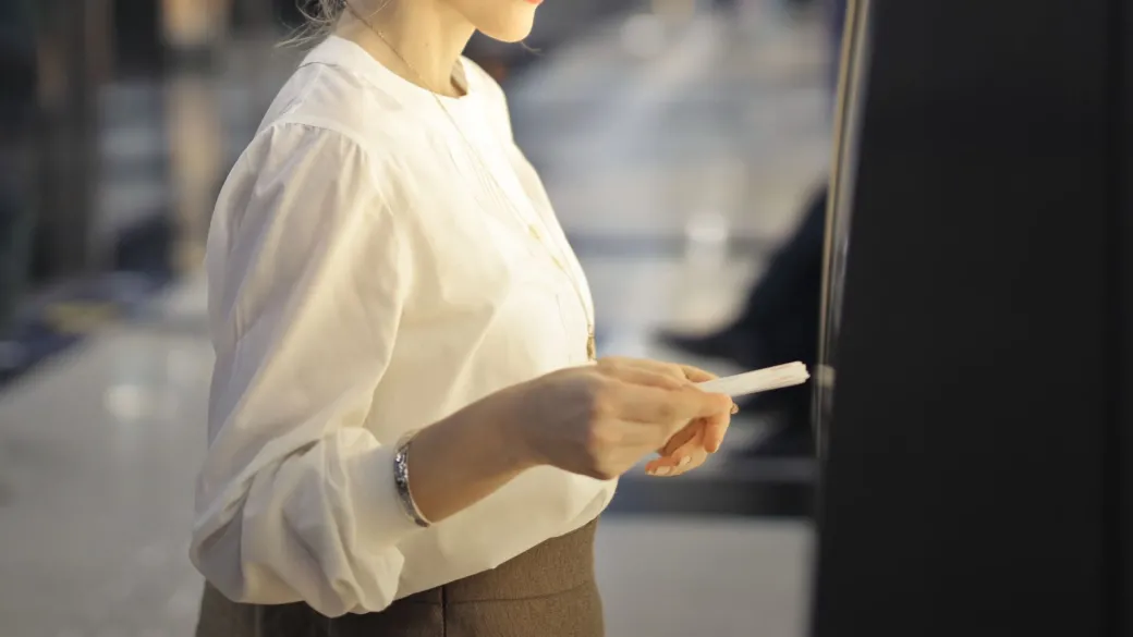 detail hospitality woman paying