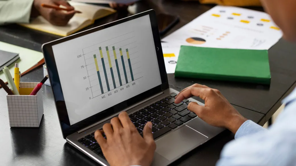 detail payment gateway man at laptop