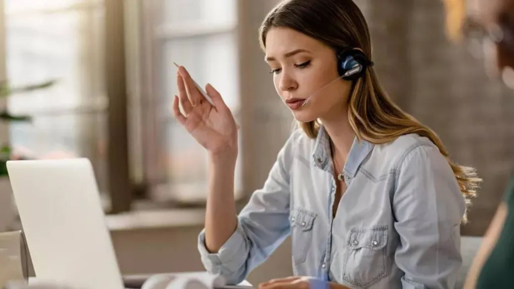 people global ecommerce woman with headphones