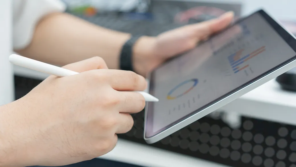 people-pay-by-link-businessman-manager