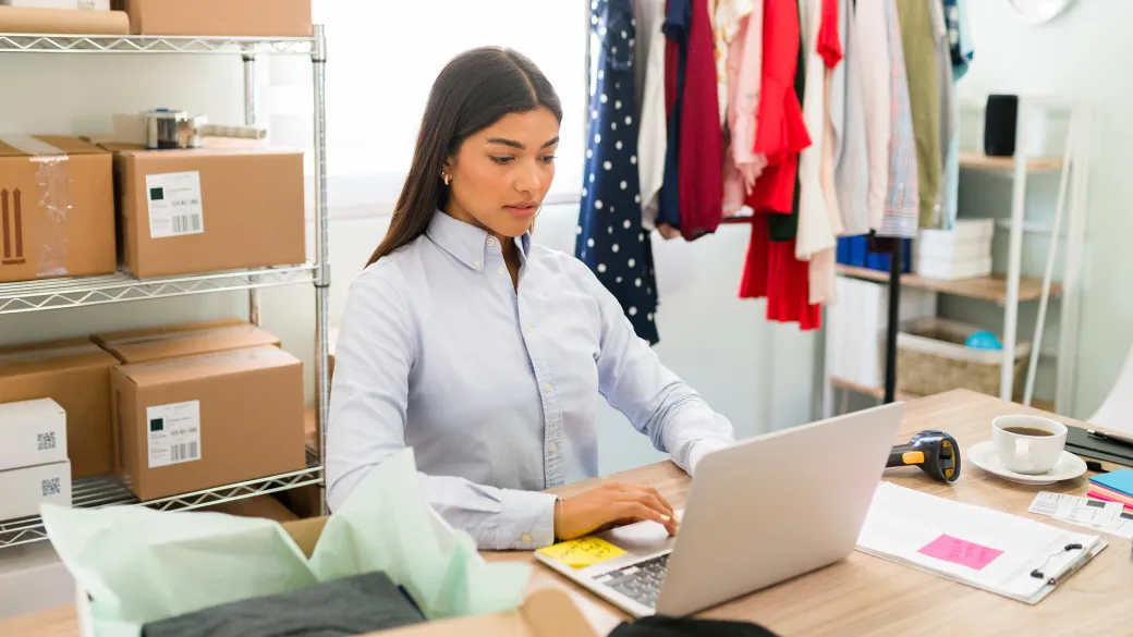 people-pay-by-link-female-entrepreneur-e-commerce