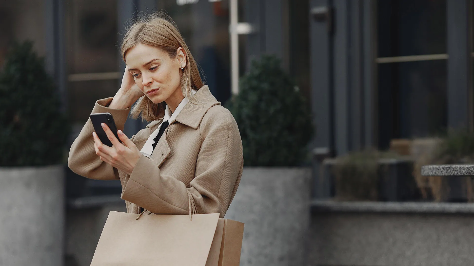 he-il-people-omnichannel-stylish-woman-shopping-bags