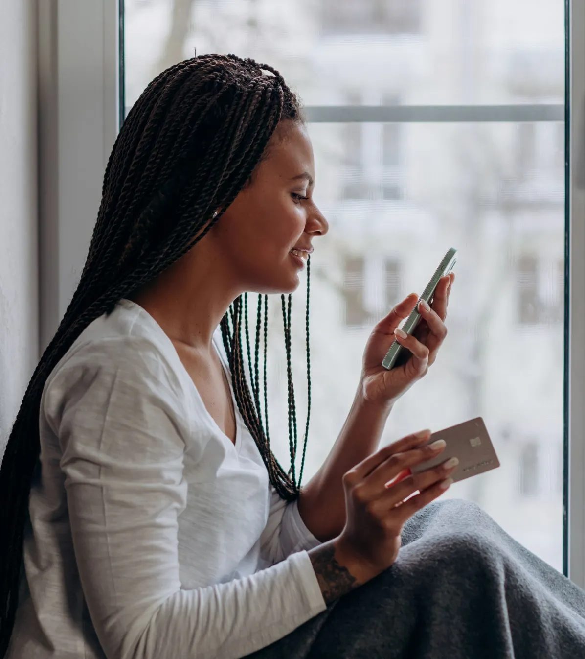 people global ecommerce woman paying online