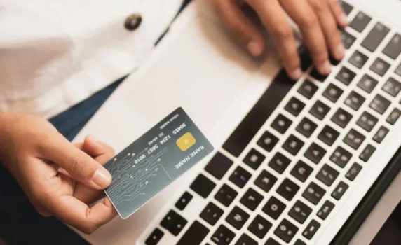 detail iframe woman with card and laptop