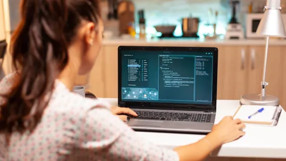 detail iframe woman at laptop