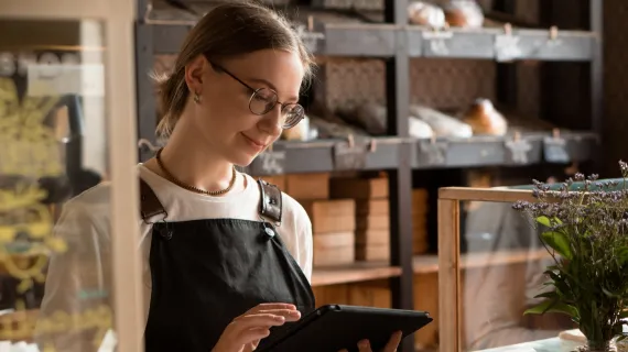 people seld service onboarding young woman salesperson working cafe 